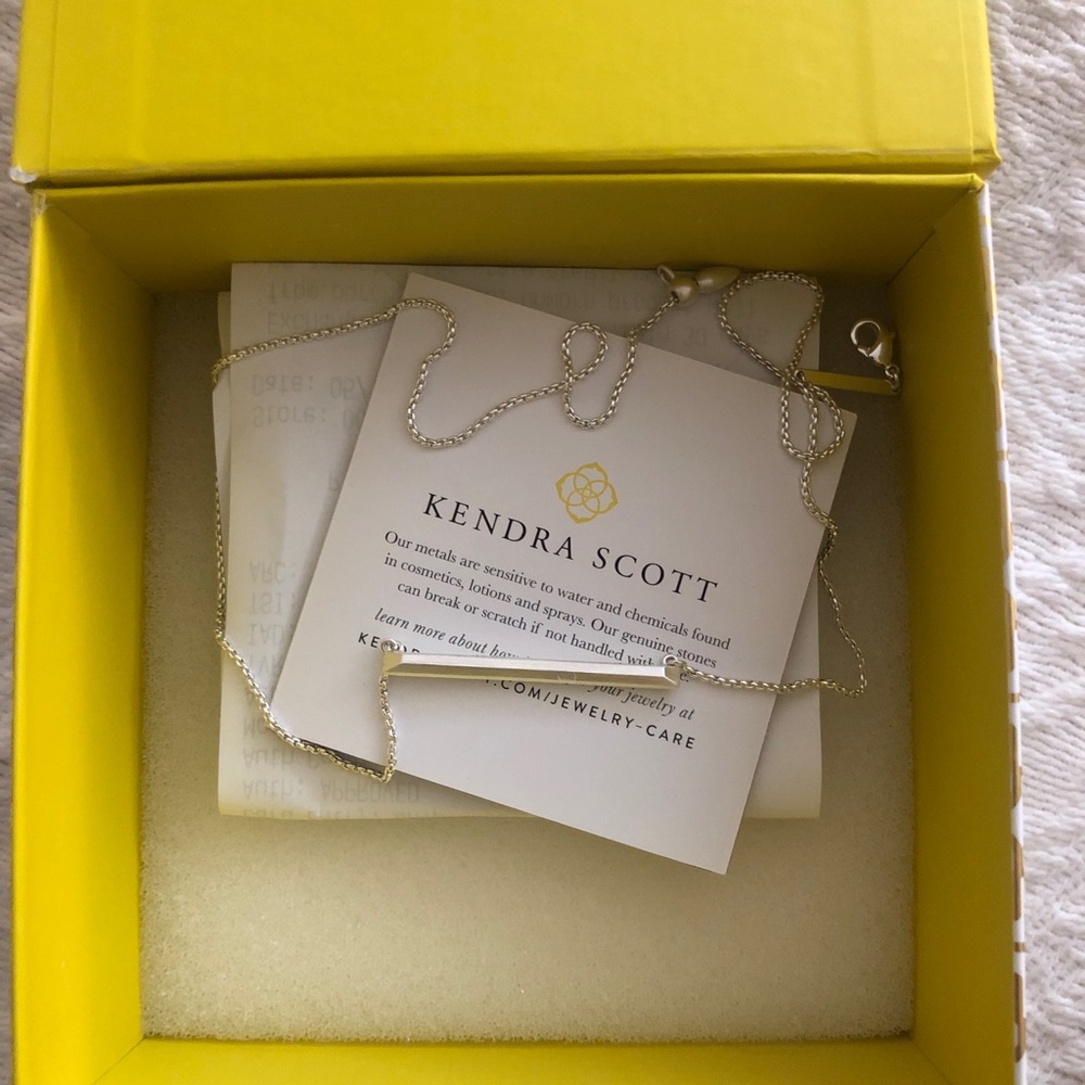 Kendra Scott Kelsey Pendant Necklace in Silver